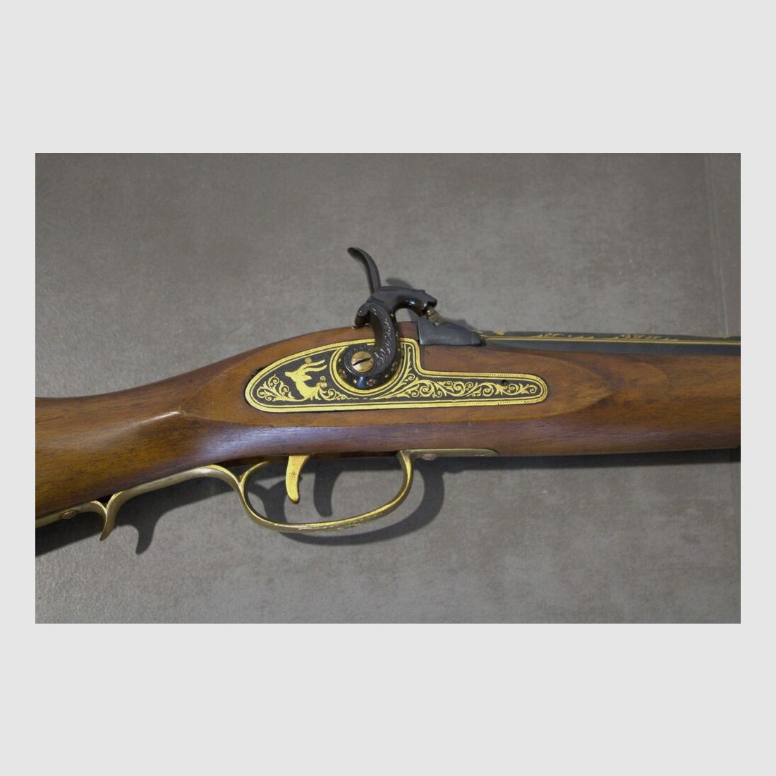 Beau fusil à chargement par la bouche avec décoration dorée pour la chasse. Calibre 45 réplique de fusil à chargement par la bouche techniquement avant le 1er janvier 1871