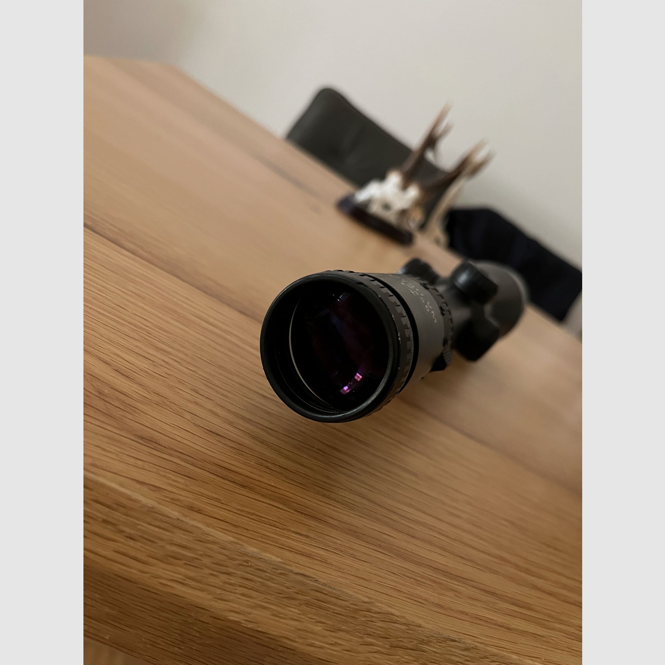 ZEISS Diavari VM 3-12x56 T z podświetlanym krzyżem na montażu siodłowym Blaser