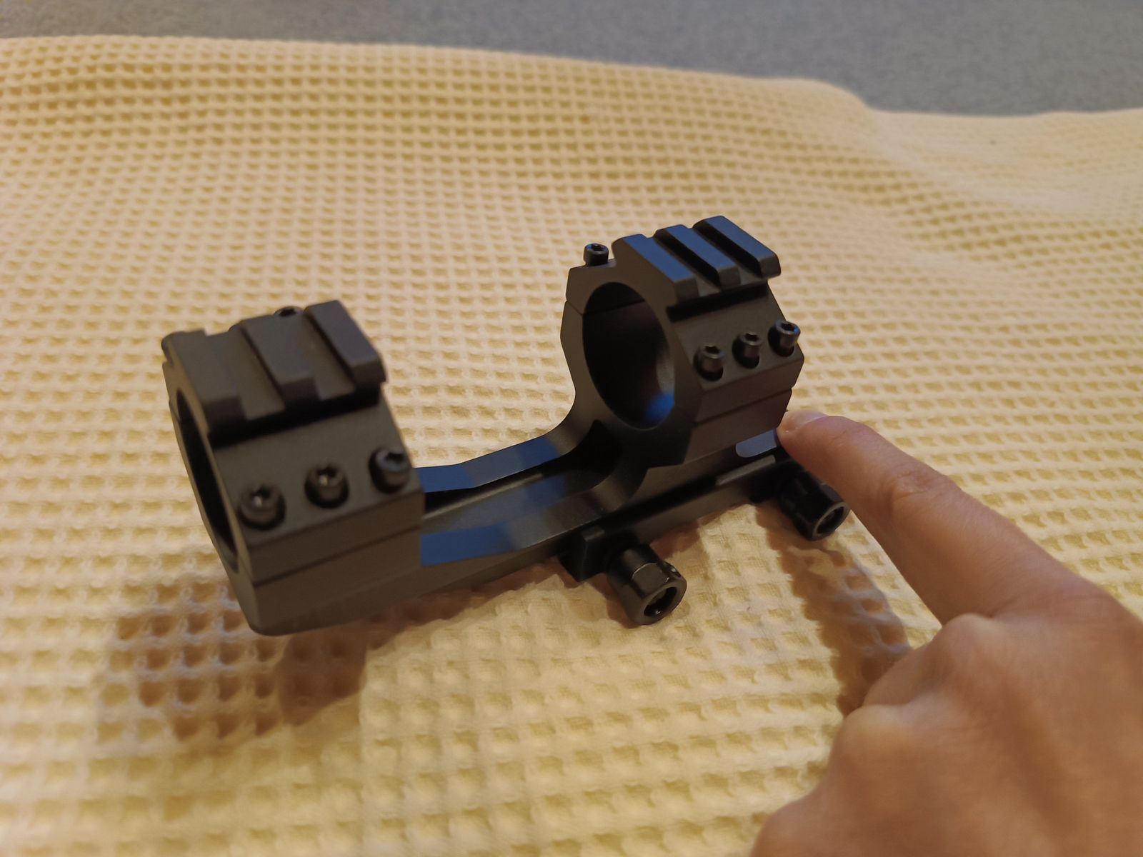 Burris P.E.P.R. scope mount with Picatinny rings. For a tube diameter of 30mm. Light signs of use.