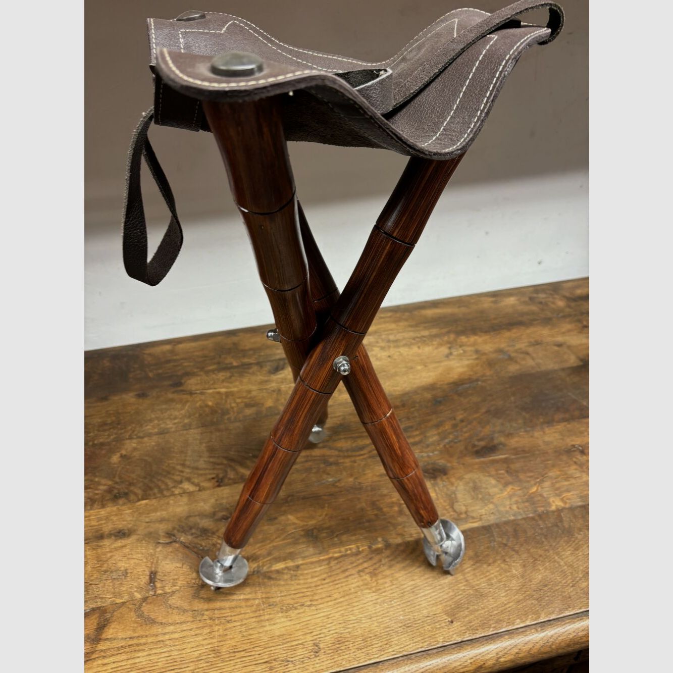 Taburete de tres patas