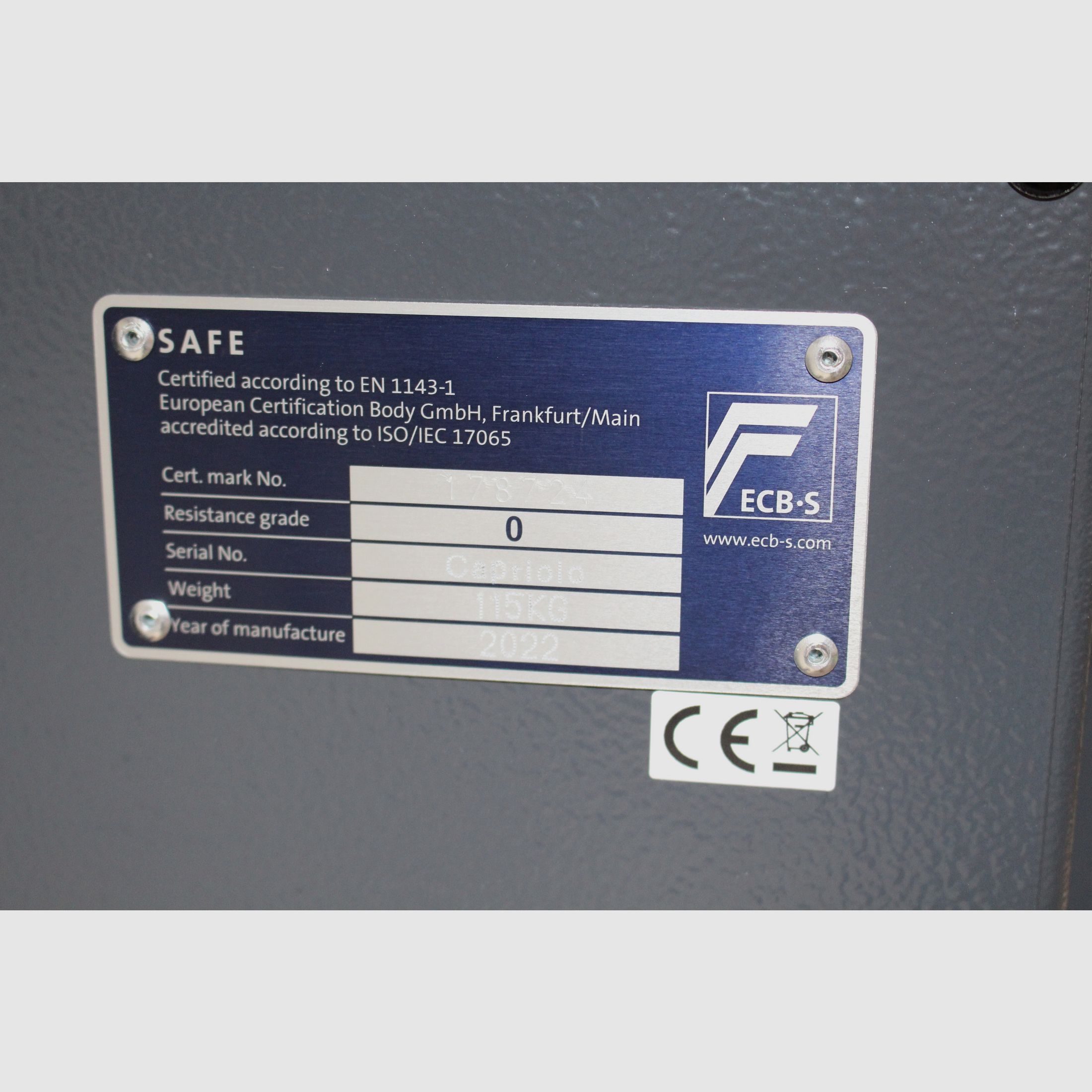 Waffenschrank in der graphitgrauen Farbe Grad 0 EN 1143-1 Safe 0-4 mit elektronischem Zahlenschloss S & G Spartan mit Tastatur und die Flinte als Geschenk erhalten