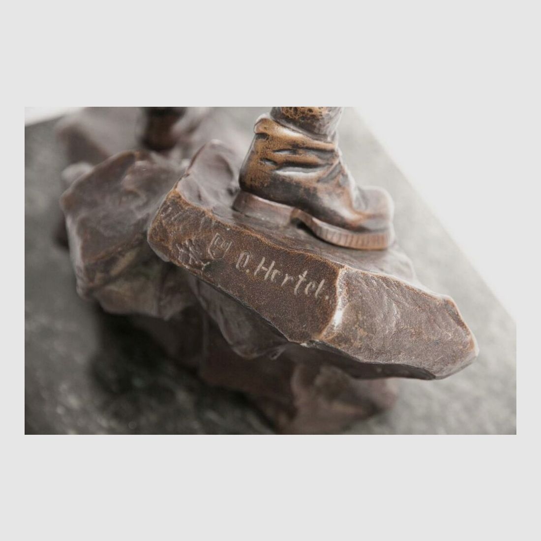 Oskar Hertel Bronzeguss Jäger Skulptur