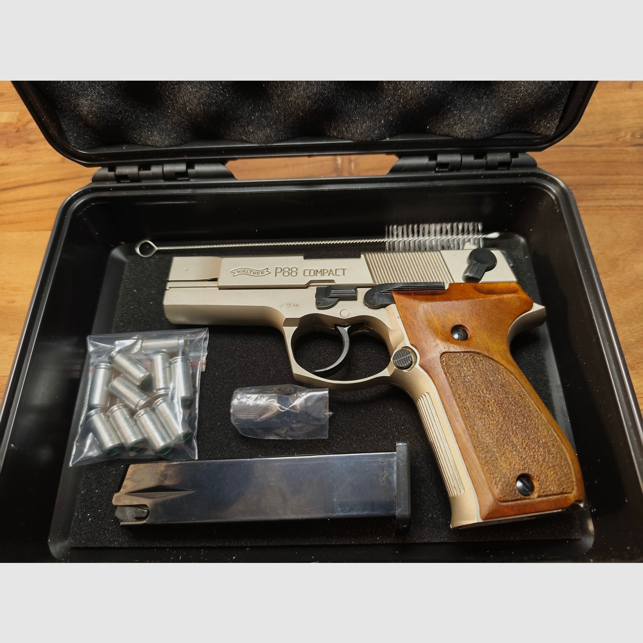 Walther P 88 Compact PTB 764 Nickel Kaliber 9mm Knall P.A.K Sehr guter Zustand