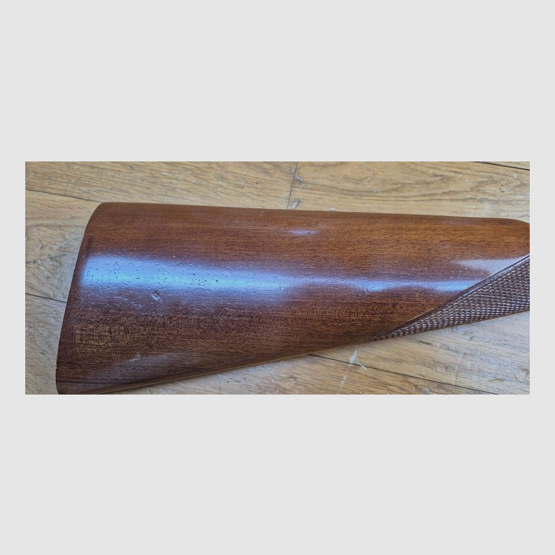 Bardzo ładna karabina ogrodowa Manufrance – Model „Club” – Kal. 9 mm Flobert (nabój lub śrut) – Bardzo piękne grawerunki w spirale nawet na osłonie spustu – Grube czarne oksydowanie 100% oryginalne – Piękne drewno ładnie żłobione – Mechanika i lufa nietknięte – Stan niemal nowy – TBE++/TBE+++, zdjęcie 3 z 35