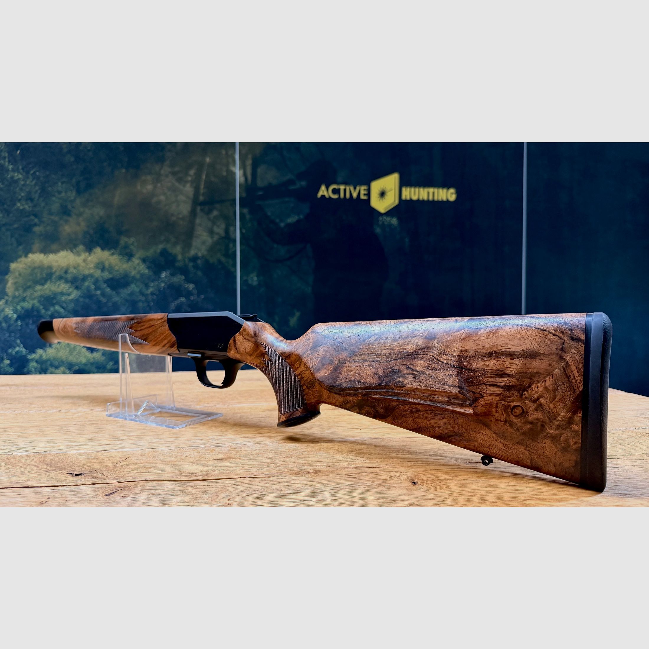 Blaser R8 Schaft / Holzklasse 7 / Bayrische Doppelfalzbacke / seidenmattes Finish / Logo Schwarz