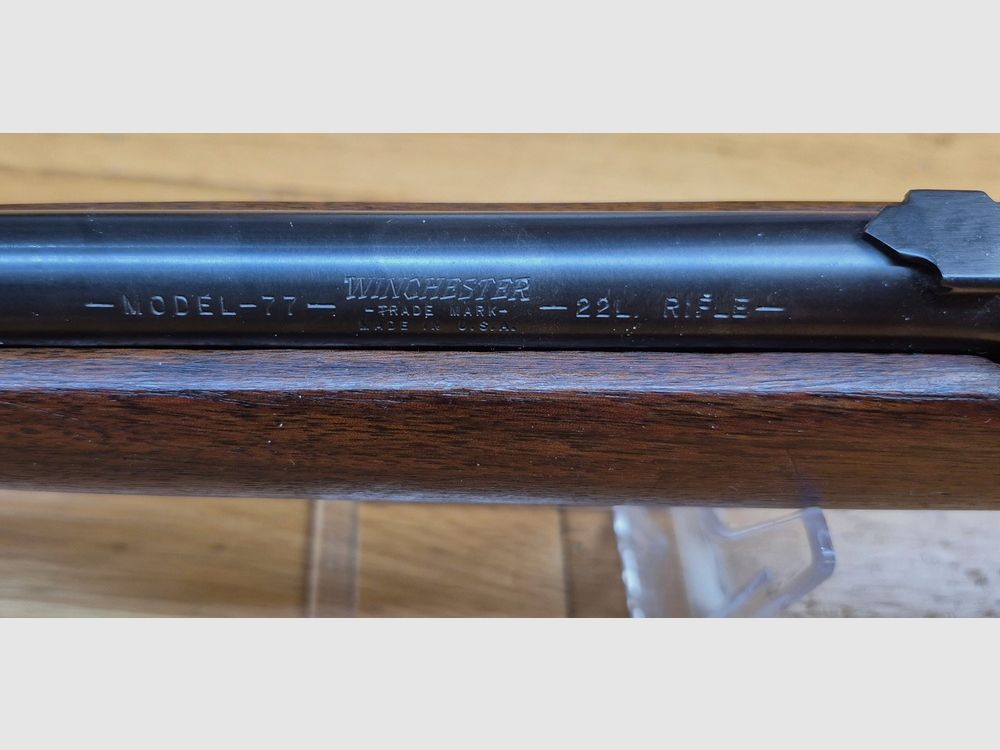 Sehr schöne Winchester Model 77 – Selbstladebüchse im Kal. 22LR – Die Begleiterin des jungen Amerikaners nach dem Krieg – Ideale Waffe zur Jagd auf Ungeziefer und persönlicher Feind jeder Dose! – 8 Schuss – Sehr schöne Verarbeitung von Winchester New Haven aus 1962 – Zustand mehr als sehr gut – TBE++, Bild 1 von 41