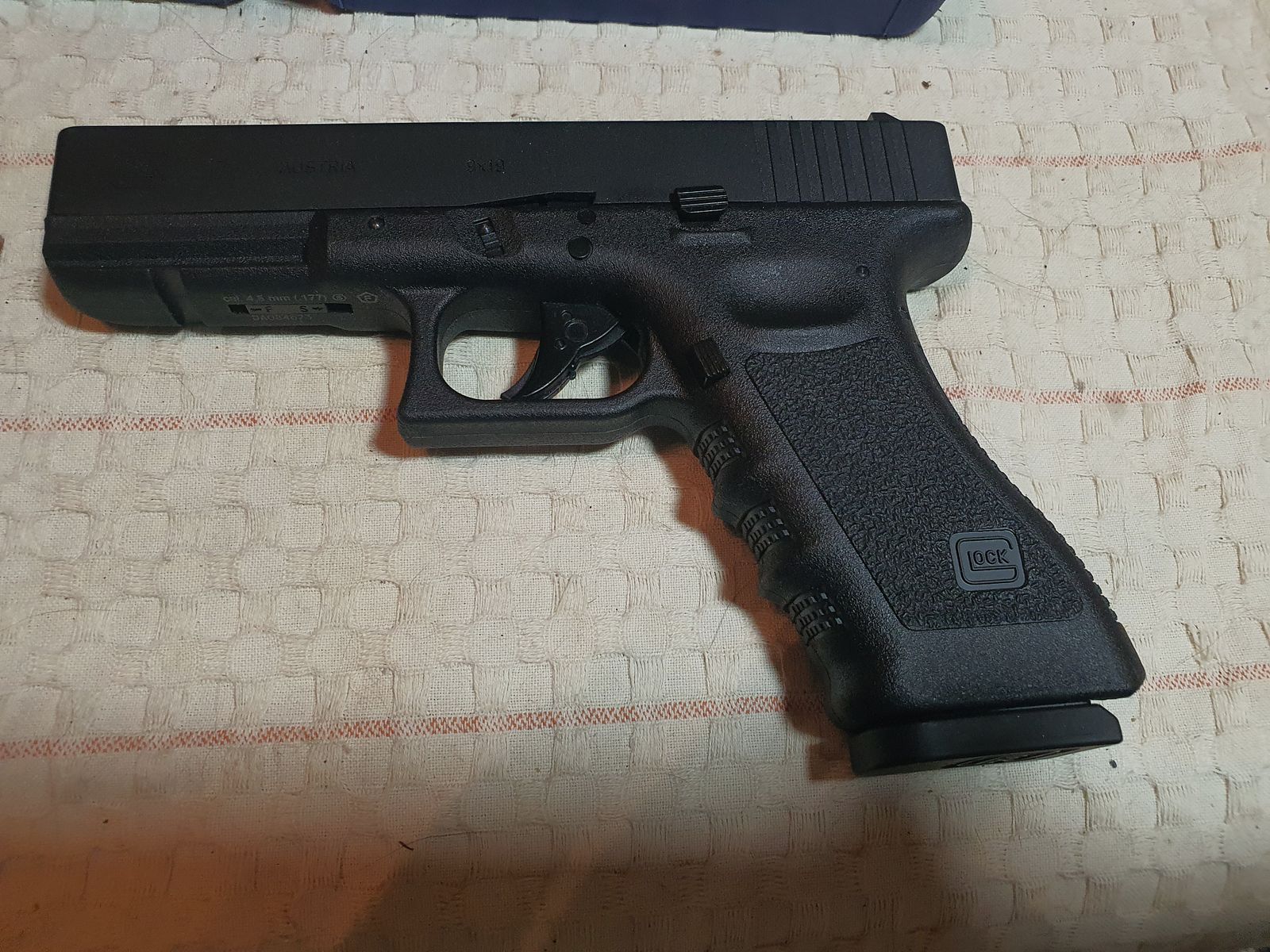 Glock 17 4.5mm Blowback BB CO2