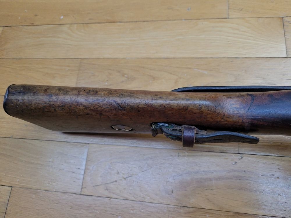 Bardzo piękna karabina K98 z początku III Rzeszy – Rzadka przypisanie Kriegsmarine Floty Bałtyckiej – Produkcja S/42 Mauser z 1938 roku – Prawie monomatyczna – Wspaniałe stemple i dobrze czytelne znaki – Nienaganna mechanika – Bardzo dobra lufa – Oryginalny pasek – Bardzo piękna, rzadko spotykana broń w TTBE, zdjęcie 17 z 37