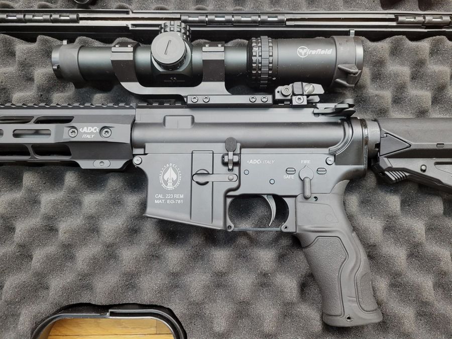 Carabine AR 15 – marque ADC – modèle M5 version Custom Plus – calibre 223 – en mallette d&rsquo;origine – accessoires customs dont lunette- organes de visée mécaniques UTG – lunette Firefield de type reflex – boîtier usiné – canon 12,5 pouces forgé à froid – idéale tir jusqu&rsquo;à 600M – Occasion à l&rsquo;état de neuf, image 7 sur 35