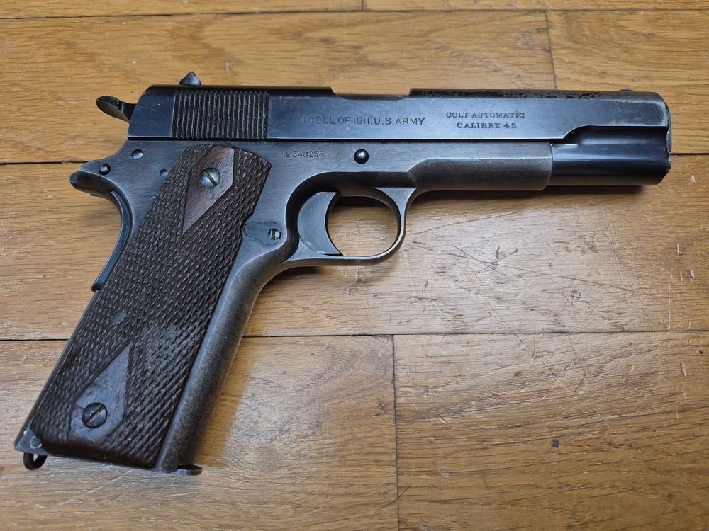 Seltene Colt 1911 Pistole (nicht 1911 A1!) – Der ursprüngliche Mythos! – Militärwaffe von 1918 – Kal. .45 ACP – Schöne Originalbrünierung zu 80% ohne Oxidation – Sehr schöne Markierungen – Lauf in gutem Zustand – Mechanik einwandfrei – Griffschalen, Schrauben, Magazin in Übereinstimmung und TBE – Seltenes Originalholster von 1918 als Bonus – BE+!, Bild 2 von 25