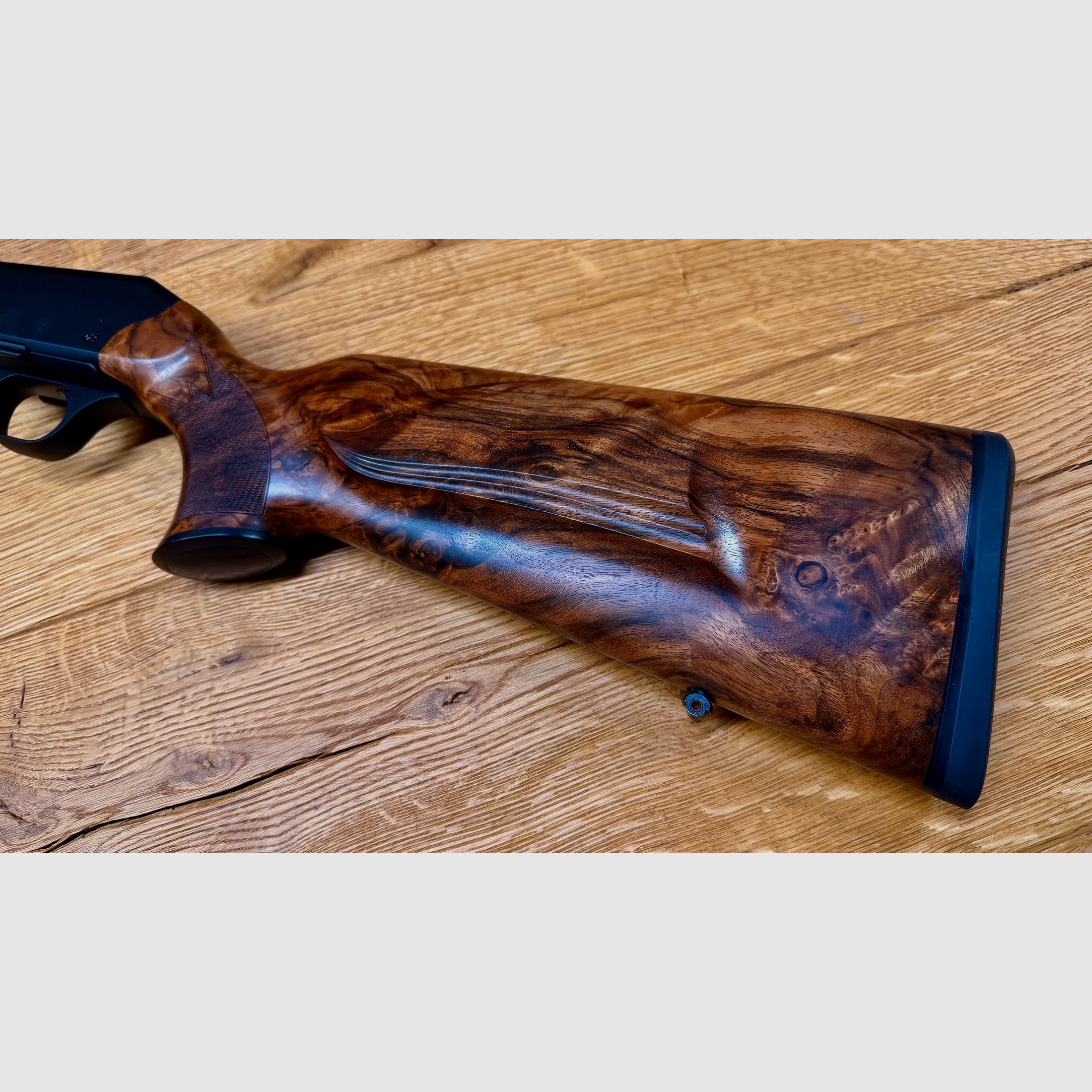 Blaser R8 Schaft / Holzklasse 7 / Bayrische Doppelfalzbacke / seidenmattes Finish / Logo Schwarz