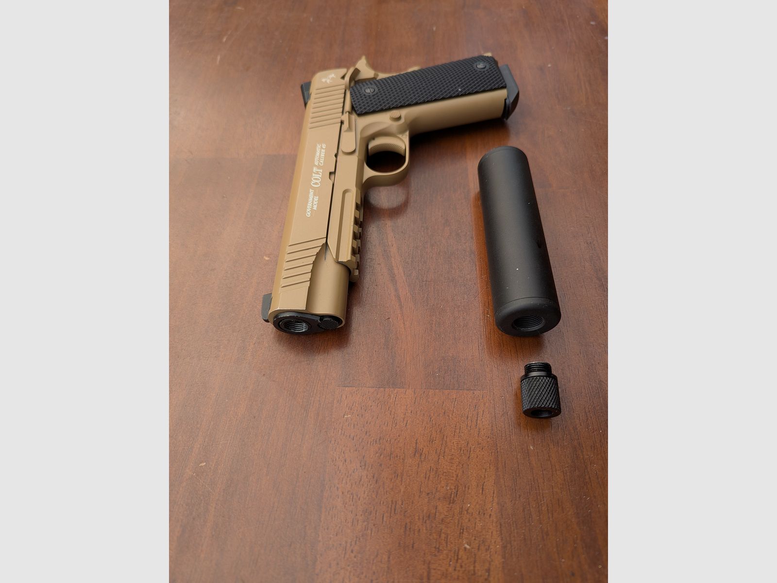 Colt M45 CQBP / 4,5mm BB/ Tan Beige / Luftpistole CO2 mit Zubehör 
