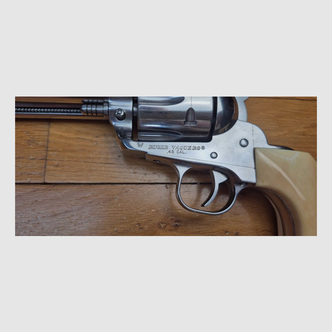 Sehr schöner Ruger Vaquero Revolver – Kal. .45 Colt mit sechs Schuss – Lauf 7,5 Zoll – Version „Old model“ (die stabilste!) – Wunderschöne „Stainless“-Oberfläche mit dicken Griffschalen aus Knochen – Geliefert mit Originalbox und Holzgriffschalen von RUGER – Ausgezeichneter mechanischer Zustand und wunderschöner Spiegel-Lauf – Ein Top-Cowboy! – Hervorragender Zustand – TBE+/TBE++!, Bild 5 von 28