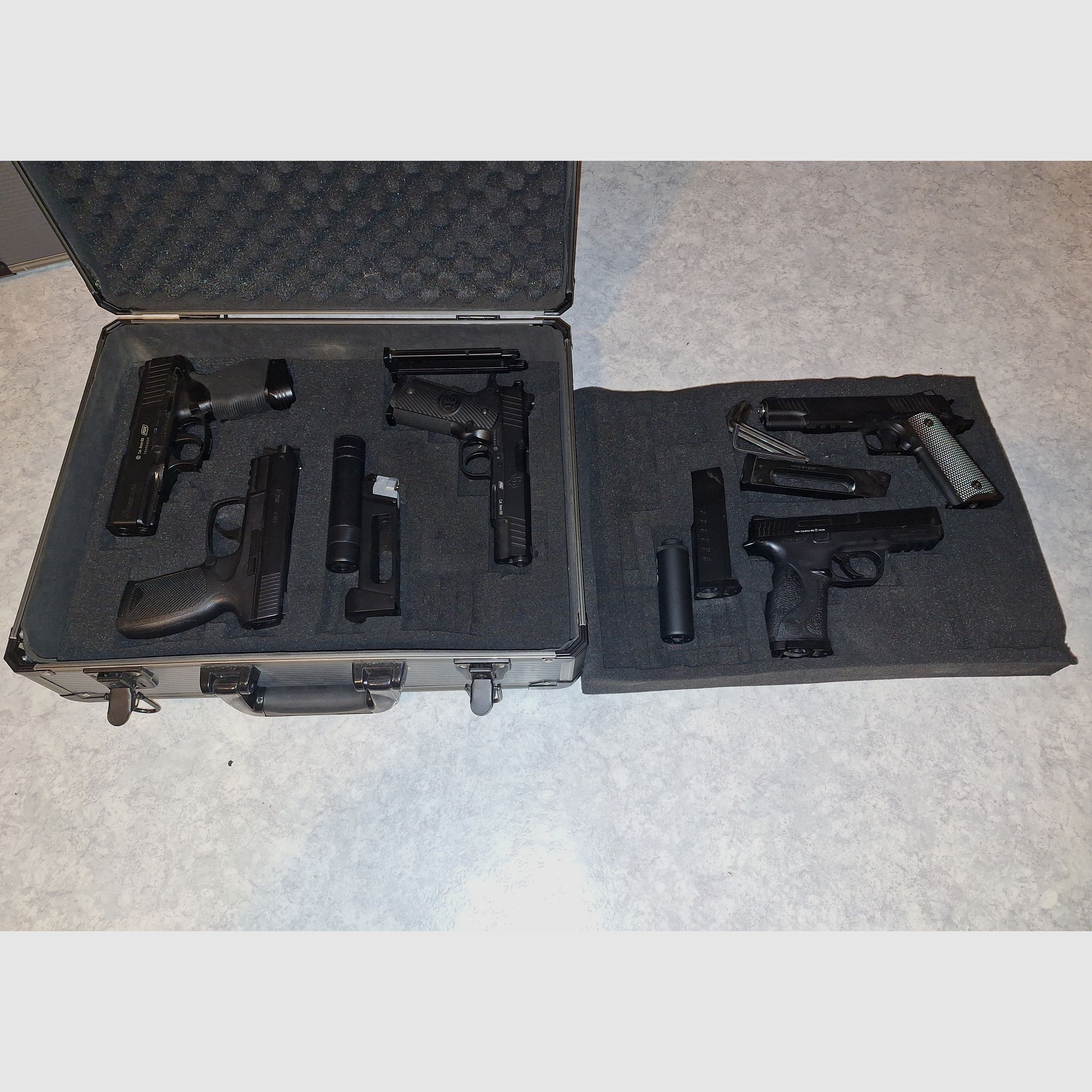 5 pistolets Airsoft NBB avec mallette