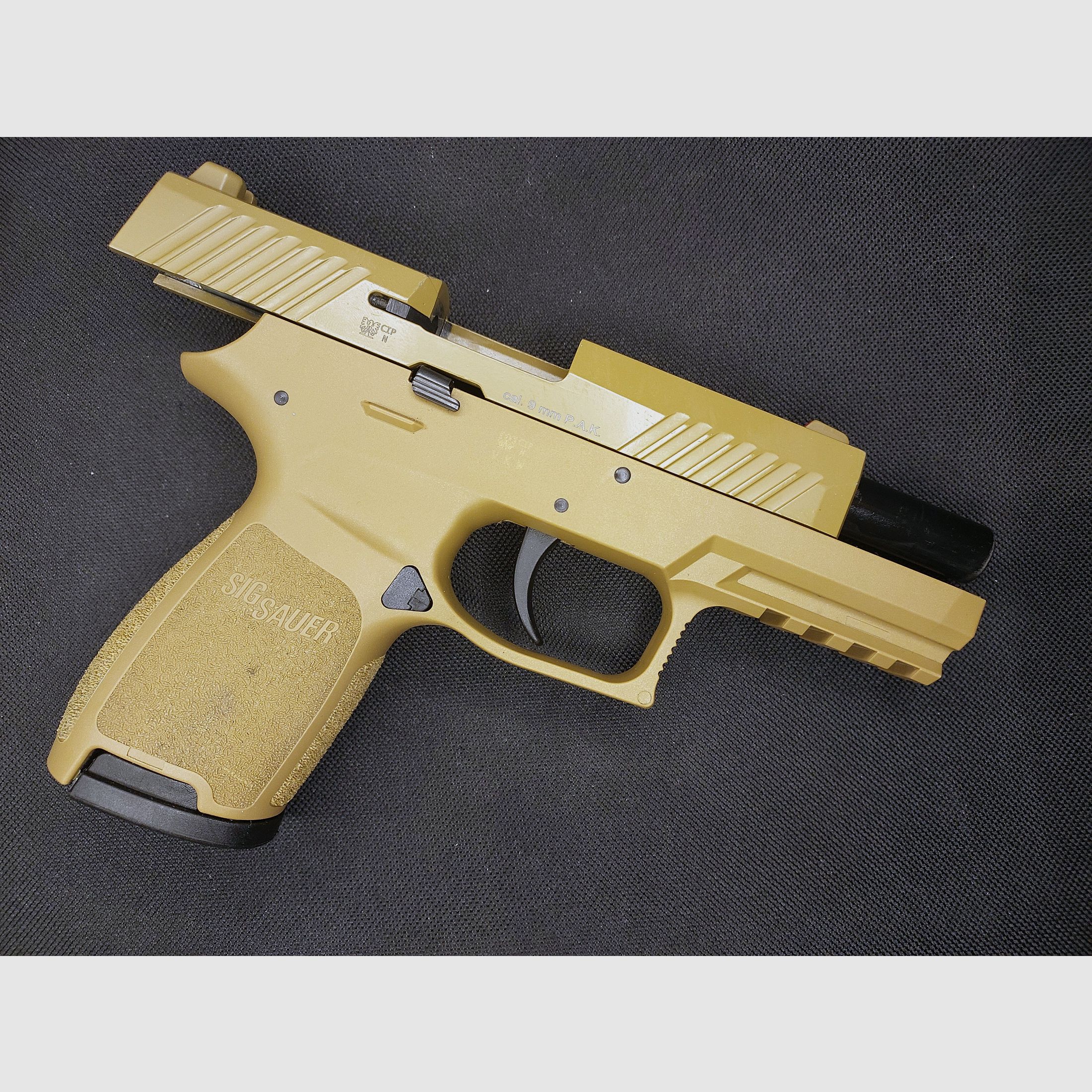 Pistolet d'alarme Sig Sauer P320 au calibre 9 mm P.A.K. dans la variante de couleur Tan / Terre sombre. (PTB 1038)
