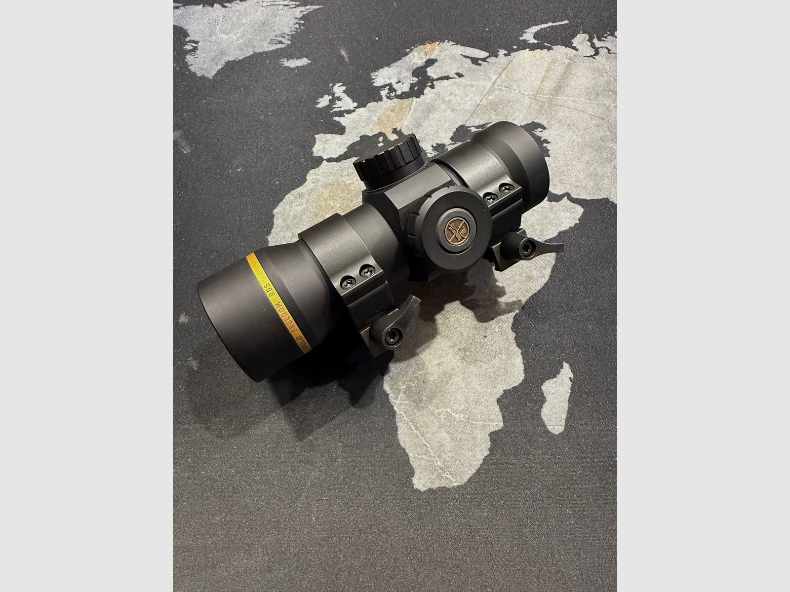 Leupold Freedom RDS con montaje y otro montaje adicional de anillo