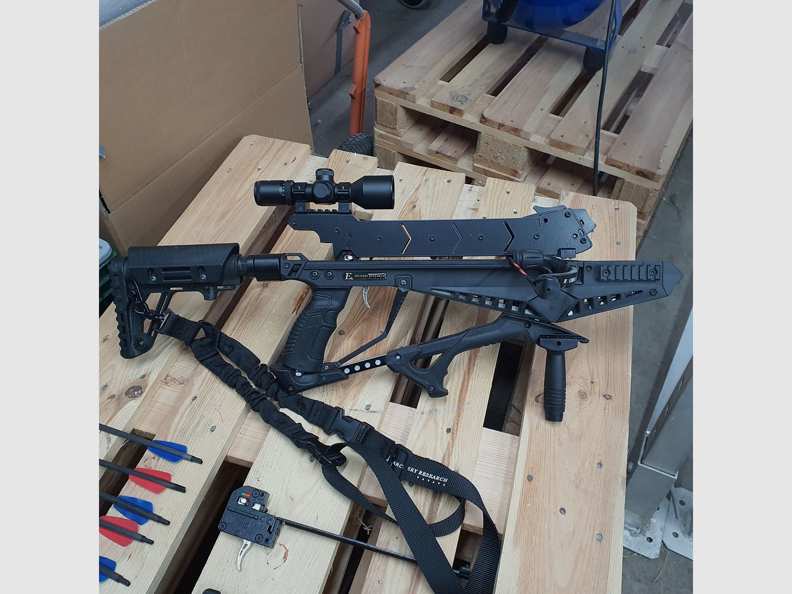 Taktische Repetierarmbrust Cobra Adder, 130 lbs, 7 Schuss Magazin und viel Zubehör.