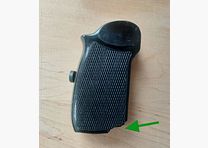 Empuñadura de baquelita con pequeño daño para pistola de la policía de la RDA-M / Empuñadura vintage para Makarov de Alemania del Este // 8 disparos PM 9x18