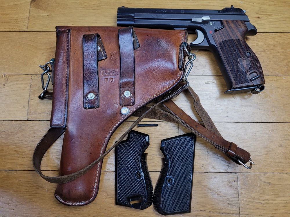 Prächtige SIG P210-2 Pistole – Mythos des 9 para – Militärwaffe Modell P-49 aus der 6. und letzten Lieferung – Waffe von 1974 – Brünierung, Funktion und Traumlauf – Original Militärgriffschalen, reguläre Holster und Nill Target Luxusgriff – Top Sammlerstück – Neuwertiger Zustand!, Bild 1 von 23
