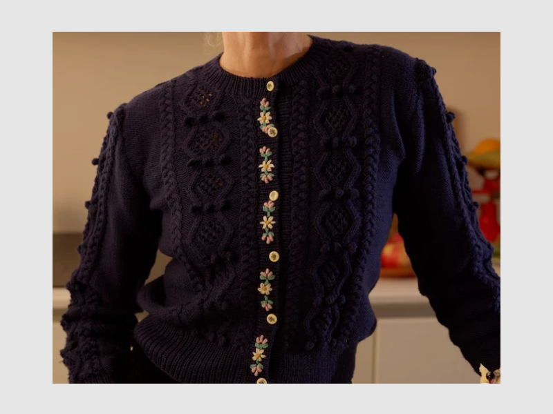 Michaela Buerger Thekla Cardigan en Laine Mérinos Tricoté à la Main — Bleu Profond, image 1 sur 7