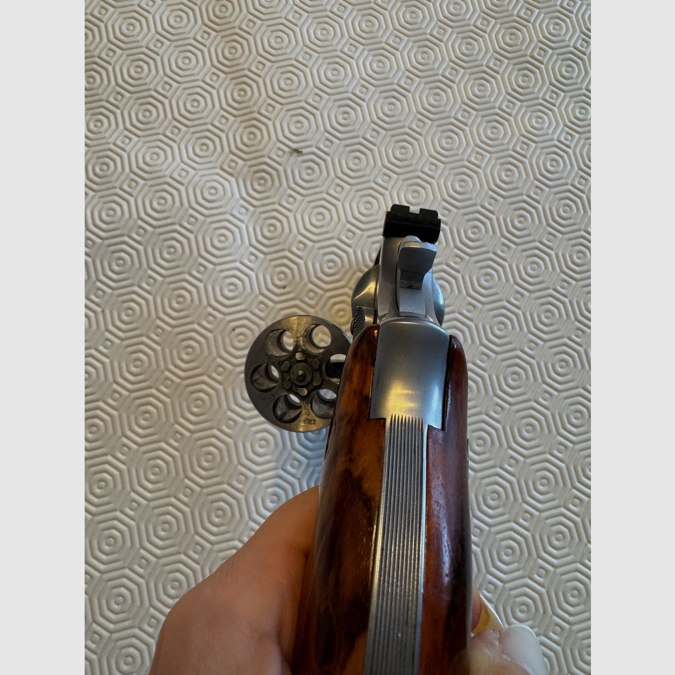 Smith & Wesson Modell 686 – Kaliber .357 Magnum – Lauflänge 2,5” – sehr wenig geschossen (ca. 10 Schuss)