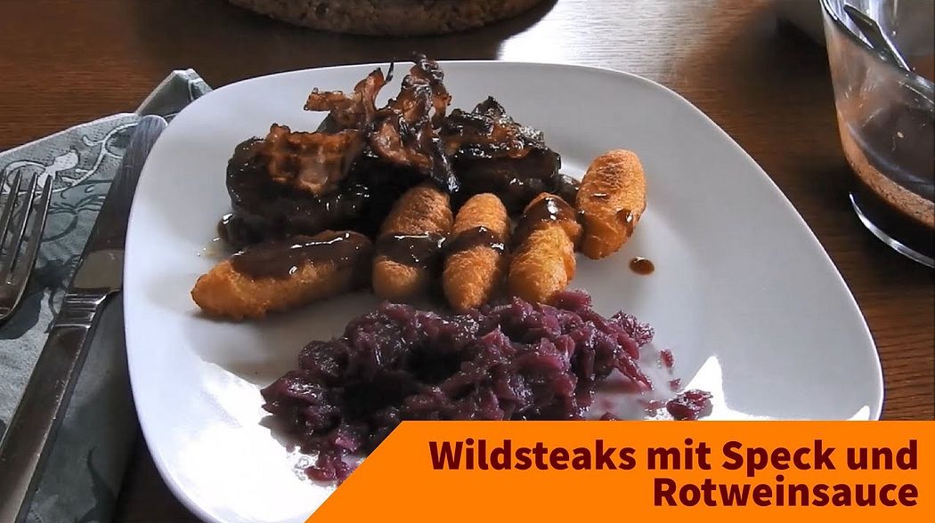 Wildsteaks mit Speck, Rotweinsauce, Kroketten und Rotkraut – Wildrezepte zum Nachmachen