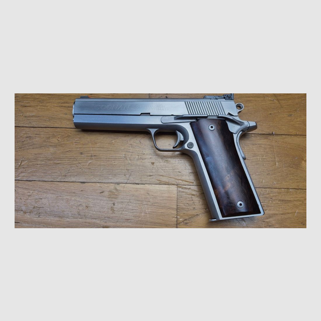 Außergewöhnliche Coonan « Classic » Version B – Seltene Selbstladepistole im Kal. 357 Mag – 7 Schuss +1 – Die beste Pistole im 357 Magnum – Waffe weit überlegen dem Desert Eagle in diesem Kaliber – Weniger als 10.000 Exemplare – Außergewöhnliche Waffe geliefert mit 3 Magazinen (!) – Herstellung aus außergewöhnlichem Stahl – Seltene und sehr gefragte Stück – Zustand nahezu neu! – TBE+/TBE++, Bild 21 von 27