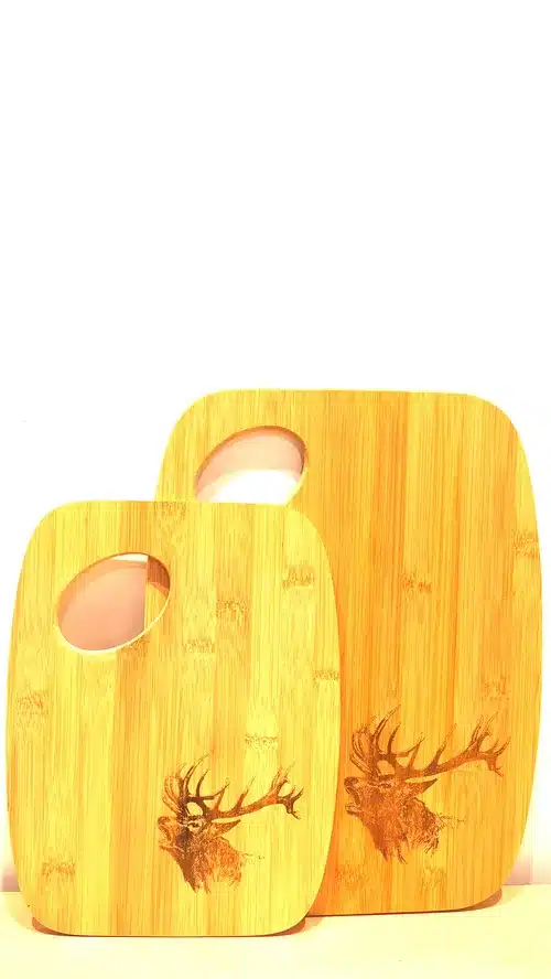 Set aus 2 Holzschneidebrettern mit Hirschmotiv Lovergreen
