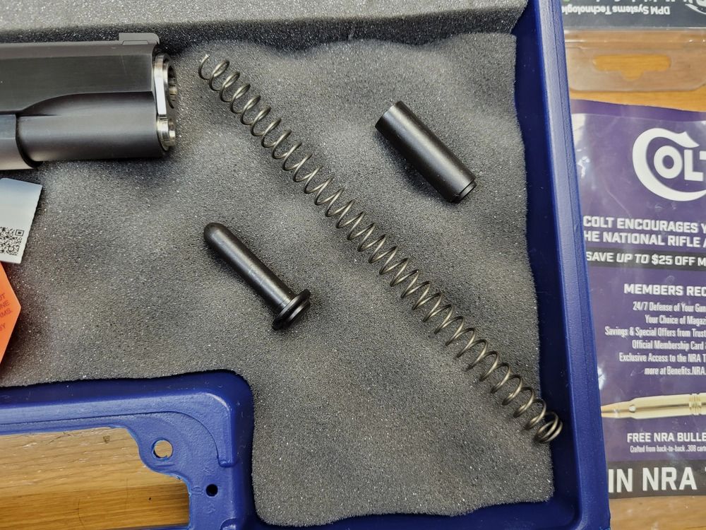 Ikonische Colt 1911 Gold Cup National Match – Serie 70 – Kal. 45acp – Exemplar vorbereitet mit Bushing Briley, DPM Kit und Hogue Griffschalen (das Beste!) – Ultra präziser verstellbarer Abzug – Wunderschöne Brünierung – Gerippter und flacher Verschluss – Matchlauf – Waffe von 2021, die kaum je Pulver gesehen hat (400 Schüsse!) – Der Python unter den 1911, geliefert in seinem kompletten Originalkoffer – Neuwertiger Zustand!, Bild 7 von 28