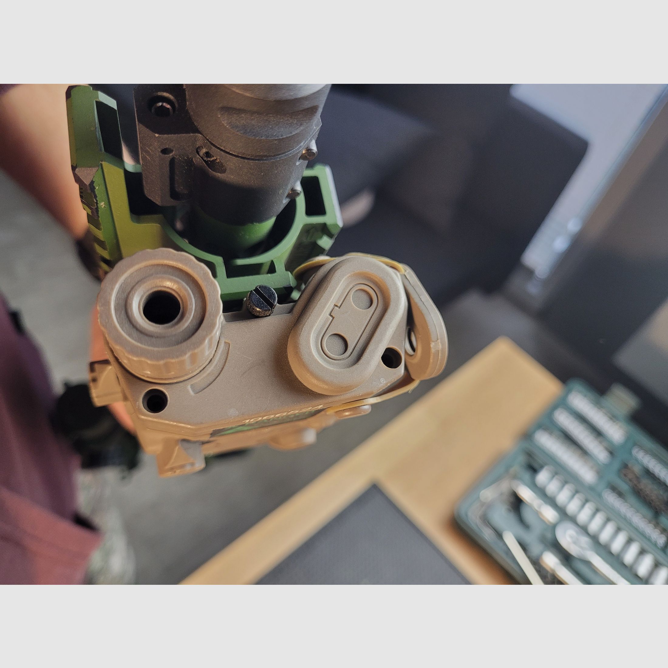 VFC SR25 ECC inkl. Firefield Shortdot, 4 Ersatzmagazinen mit Magpuls (Original) und AN/PEQ 15 Dummybox.