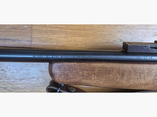 Carabina Albrecht Kind (e non King come spesso sentito o letto!) – Arma a colpo singolo 22 Lr – Equivalente delle nostre "La Française" – Arma ultra leggera per principianti per divertirsi al poligono o in giardino – Legno molto bello nonostante la mancanza di cera/olio – Rotaia da 11mm e canna filettata con anello di protezione – Grilletto regolabile – TBE+