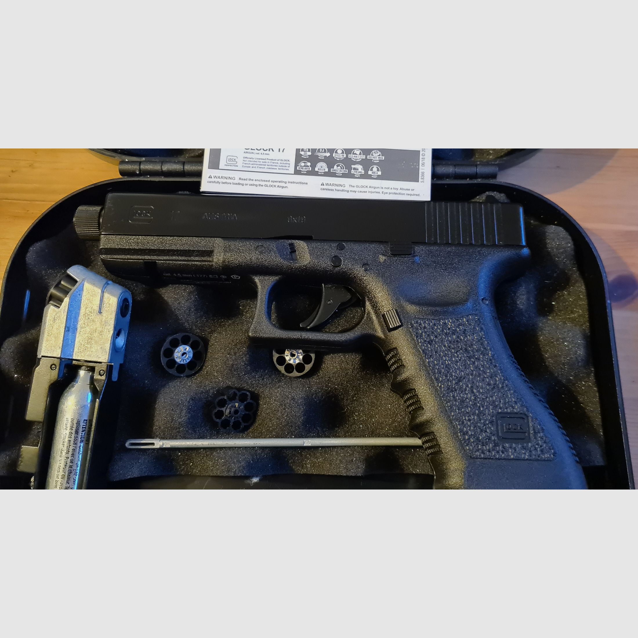 Glock 17 with barrel thread Co2 pistol caliber 4.5 mm steel BB / Diabolo blowback
