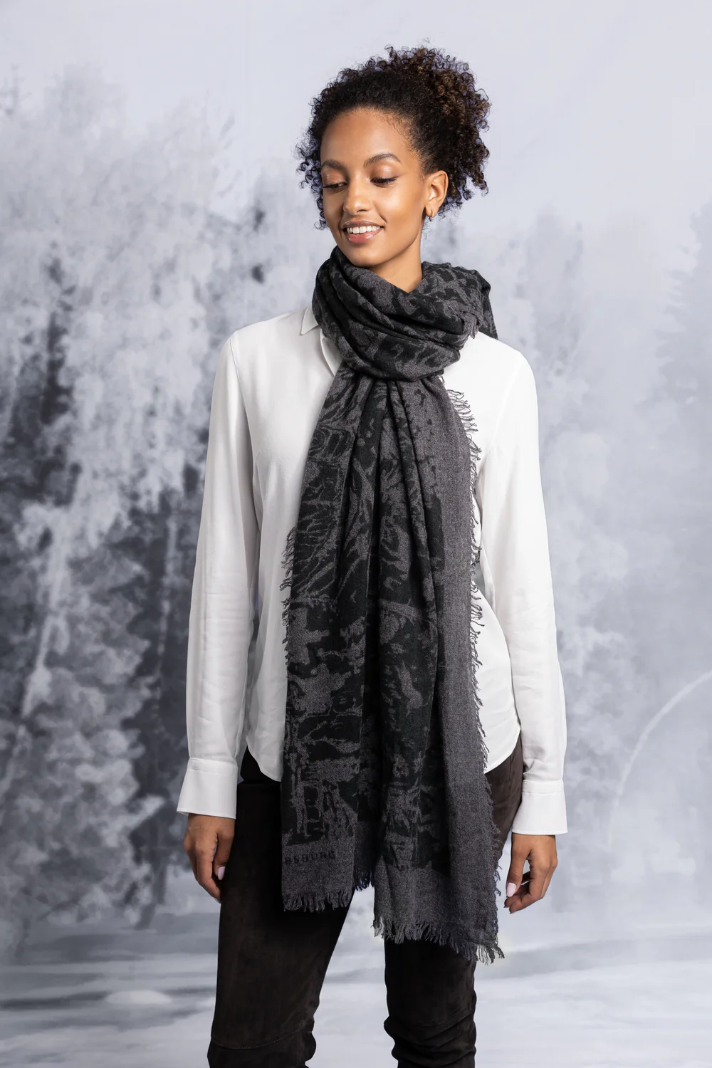 Habsburg Schal Hunting Print in Gray/Black