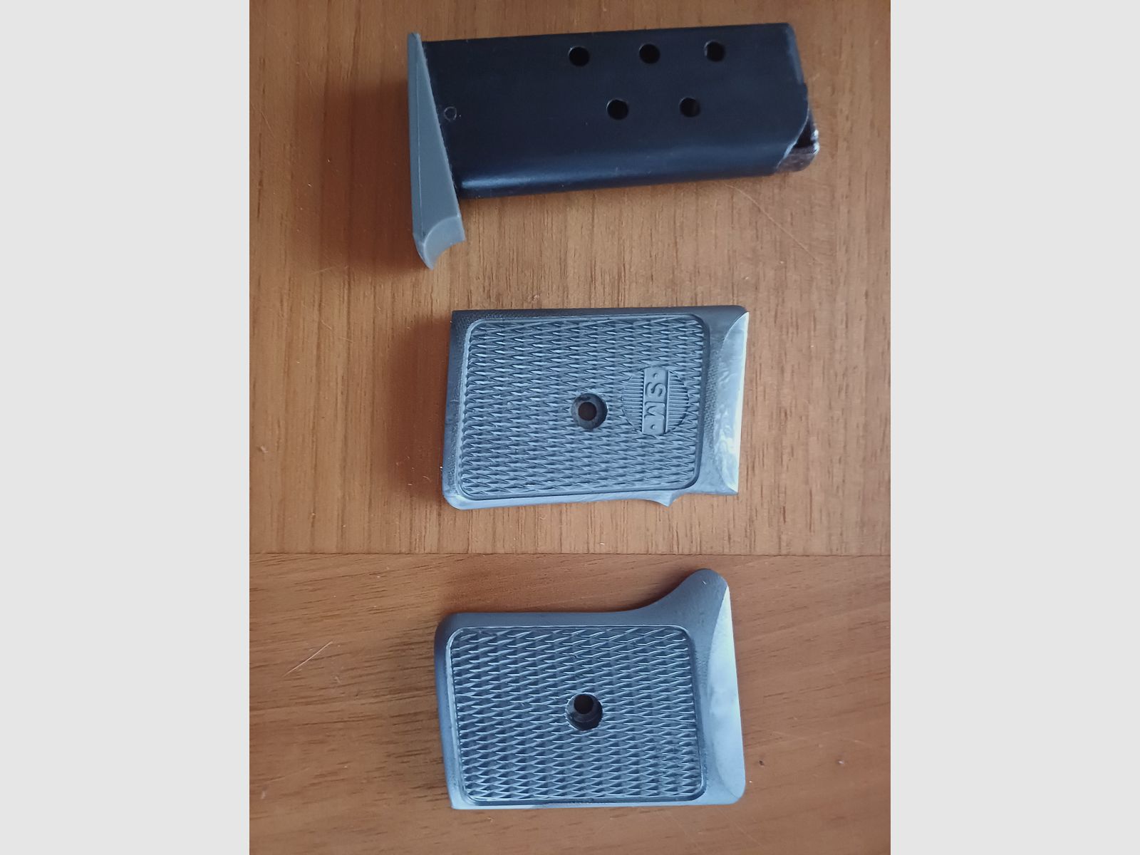 Rhöner SM10 grip panels and magazine