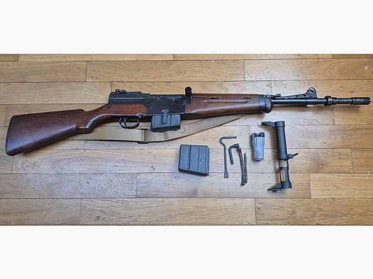 Beautiful and very rare semi-automatic shotgun MAS 49-56 – Original caliber 7.5 x 54 MAS – Mythical weapon – Very good mechanical function – Beautiful barrel with clear rifling – Good aesthetic condition – two 10-round magazines – Night shooting and blank firing device (rare) – Rifle sling – Rare weapon in excellent condition