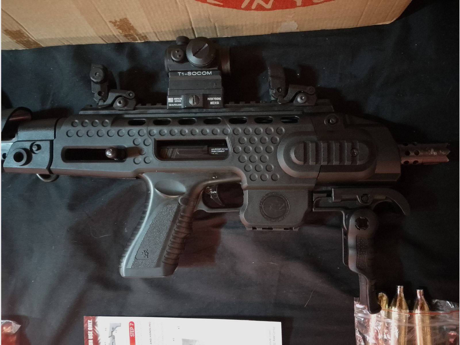 RAM Cal .43 Combat (Glock) + 4 Magazine + Aps Caribe Action Conversion Kit T1-Socom Visier und Zubehör Co2 Fastballs + Paintballs