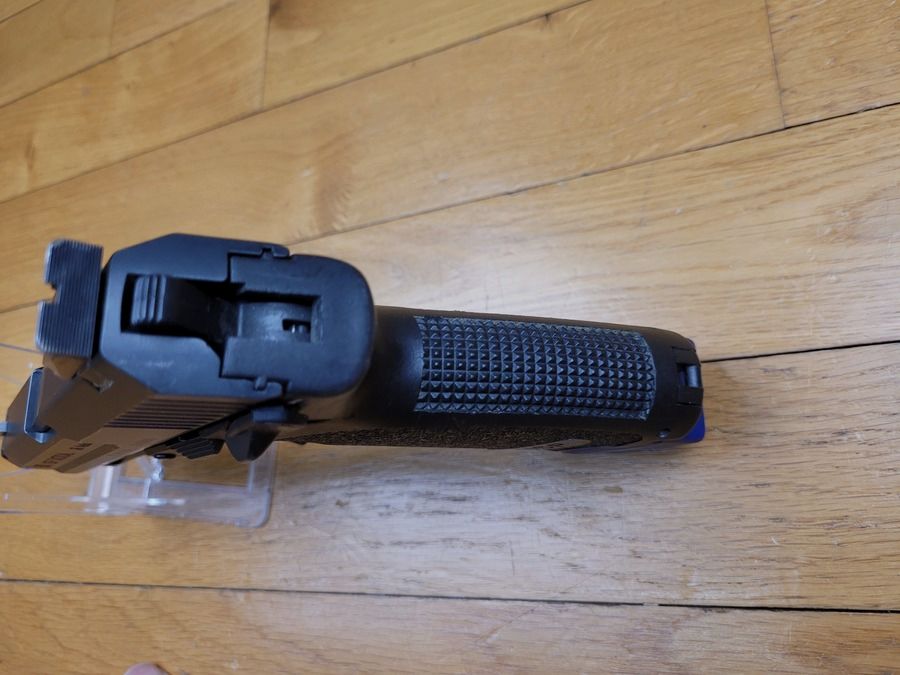 Schöner HK USP SD 45 Tactical Pistol – HK Deutschland Konstruktion – mechanischer und ästhetischer Zustand perfekt – gleicher Gewinde wie der Mk23 – langes Magazin 14 Schuss – Einzel- und Doppelaktion – spezieller HK Schiene – Sehr schöne Waffe, Bild 12 von 16