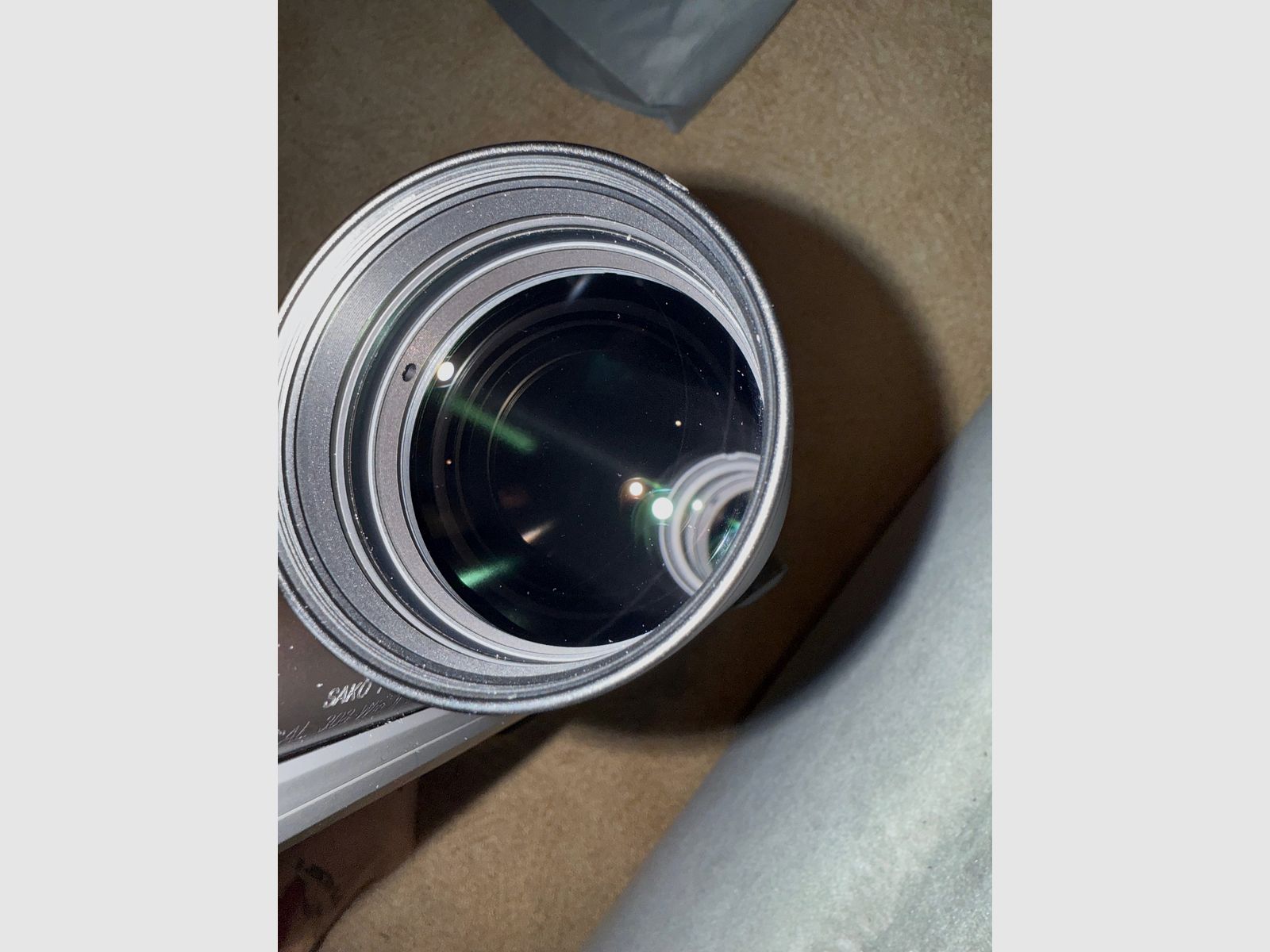 Kahles HELIA 2,4–12×56i mit Schiene.