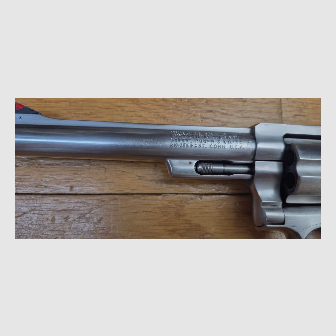 Sehr schöner Revolver Sturm Ruger Security-Six — Kal. .357 Magnum — Weniger verbreitete Edelstahl-Finish in sechs Zoll — Waffe aus Ende 1981 / Anfang 1982 — Immer noch die beste Zeit von Bill Ruger — Sehr sehr schöner physischer Zustand des ästhetischen und mechanischen Athleten! — Pachmayr-Griffschalen — Spiegel-Lauf — Ein Klassiker, der in Edelstahl und in sechs Zoll selten geworden ist — TBE+ / TBE++, Bild 27 von 28