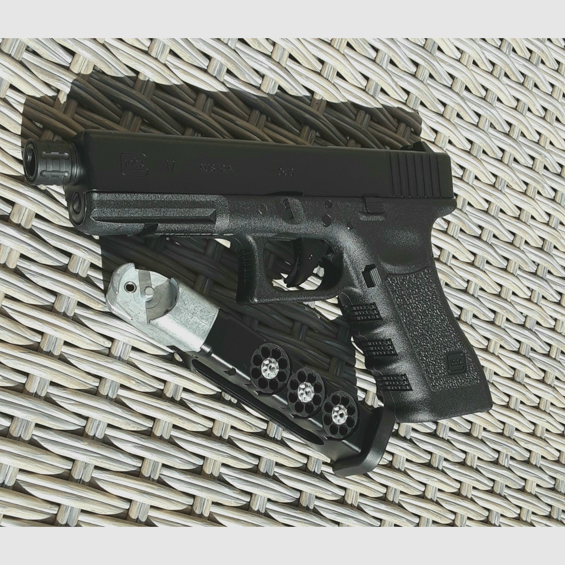 Glock 17 mit Laufgewinde Co2-Pistole Kaliber 4,5 mm Stahl BB / Diabolo Blowback 