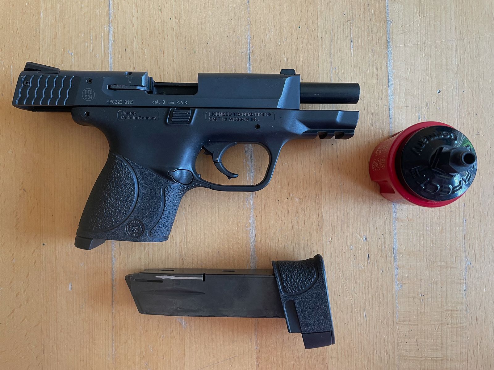 Smith & Wesson M&P 9c blank firing pistol 9 mm P.A.K. – Excellent condition – only 100 shots.