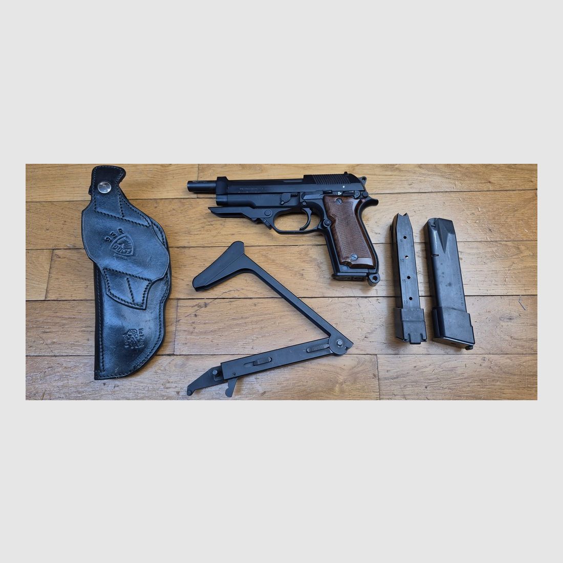 Superb Automatikpistole Beretta 93R – Weniger als 2.000 Exemplare! – Pony-Futteral für Fauré Le Page – Perfekte Anpassung an die Waffe – Sehr seltener originaler klappbarer Schaft – 1 Magazin mit 15 Schuss und 2 Magazine mit 20 Schuss – Ausgezeichneter Zustand, fast neu – TBE ++ – Kategorie A2 – Export AUSSCHLIESSLICH, Bild 1 von 29