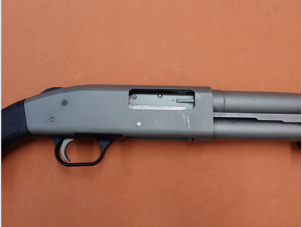 Mossberg VsRep.Flinte 12/76 Mossberg M590 Mariner fucile a ripetizione con calcio anteriore 20" canna (Cyl)/ finitura nichelata