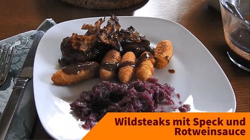 Wildsteaks mit Speck, Rotweinsauce, Kroketten und Rotkraut – Wildrezepte zum Nachmachen