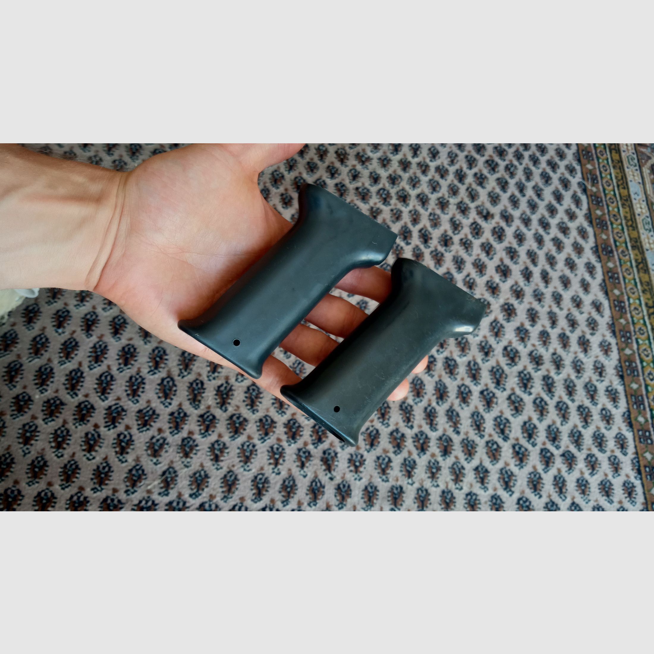 2 poignées en plastique AMD-65 hongroises de FEG même numéro de coulée 63 // AK / AKM / AK74 / AK-100 / Type 56