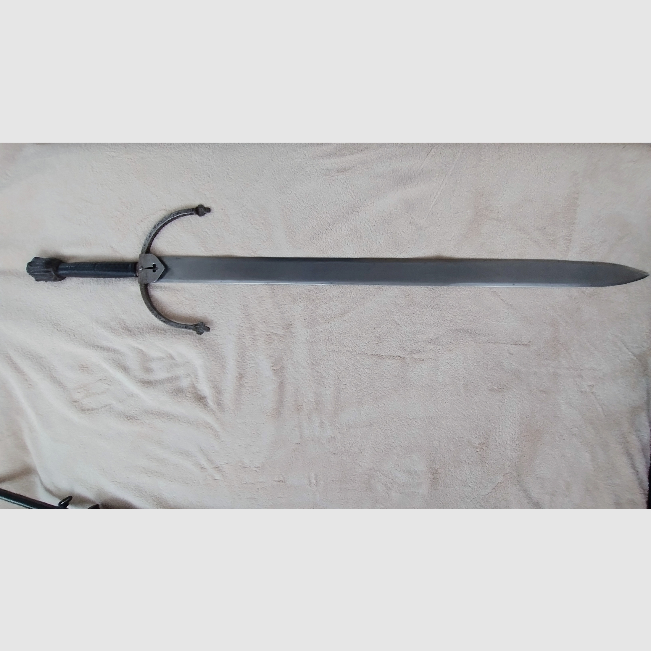 Historical longsword approx. 1870–1900 – leather grip – peened pommel – total length 112 cm