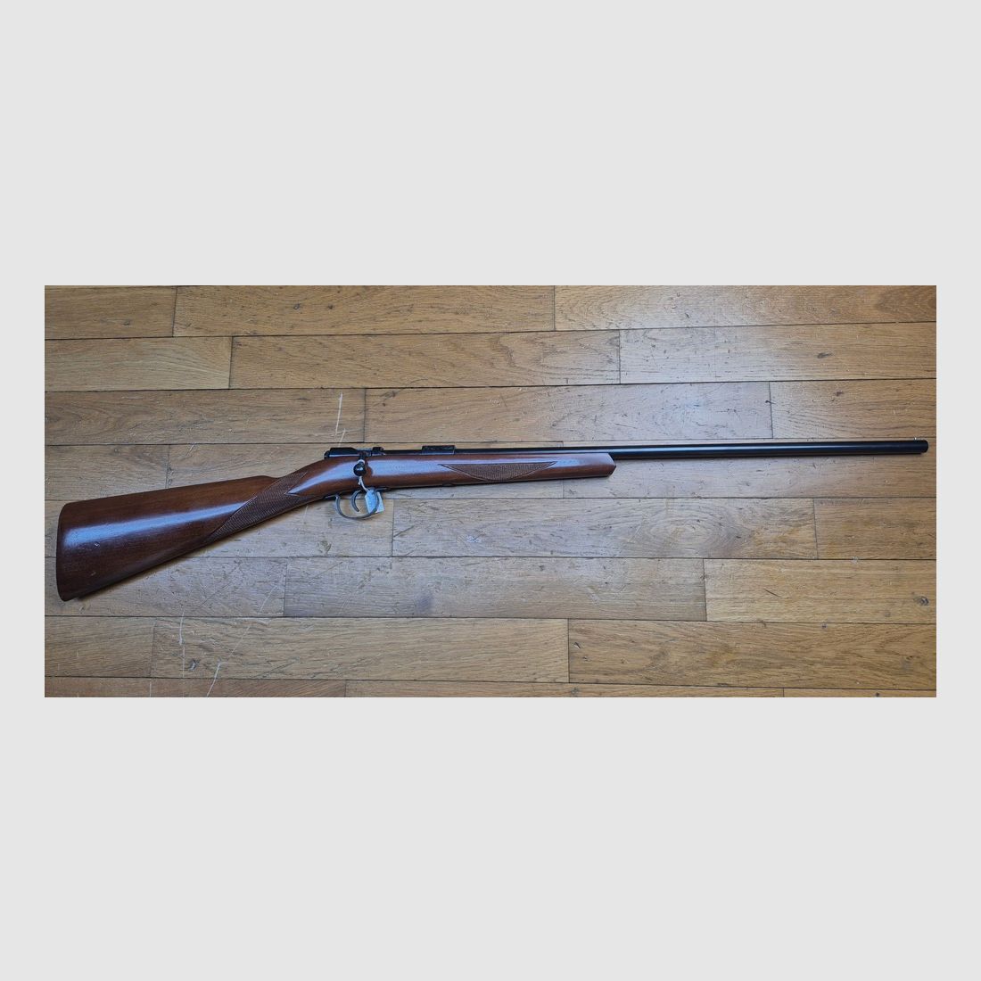 Bardzo ładna karabina ogrodowa Manufrance – Model „Club” – Kal. 9 mm Flobert (nabój lub śrut) – Bardzo piękne grawerunki w spirale nawet na osłonie spustu – Grube czarne oksydowanie 100% oryginalne – Piękne drewno ładnie żłobione – Mechanika i lufa nietknięte – Stan niemal nowy – TBE++/TBE+++, zdjęcie 2 z 35