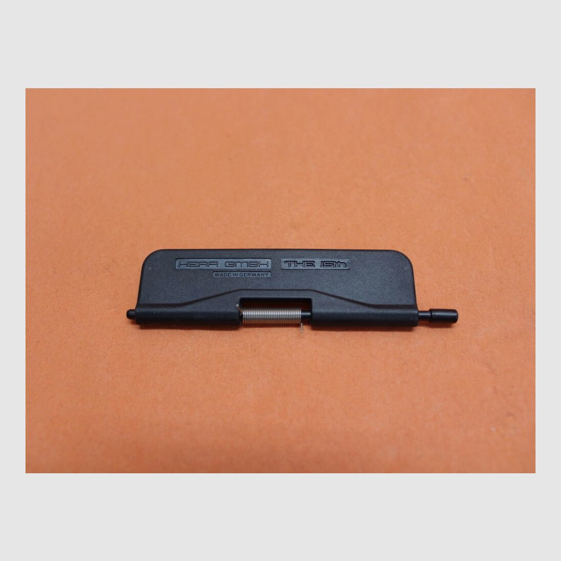 HERA AR-15: Ejection Port Cover Assembly HERA (Dust Cover BLK) Deckelklappe für Auswurffenster, Bild 1 von 3