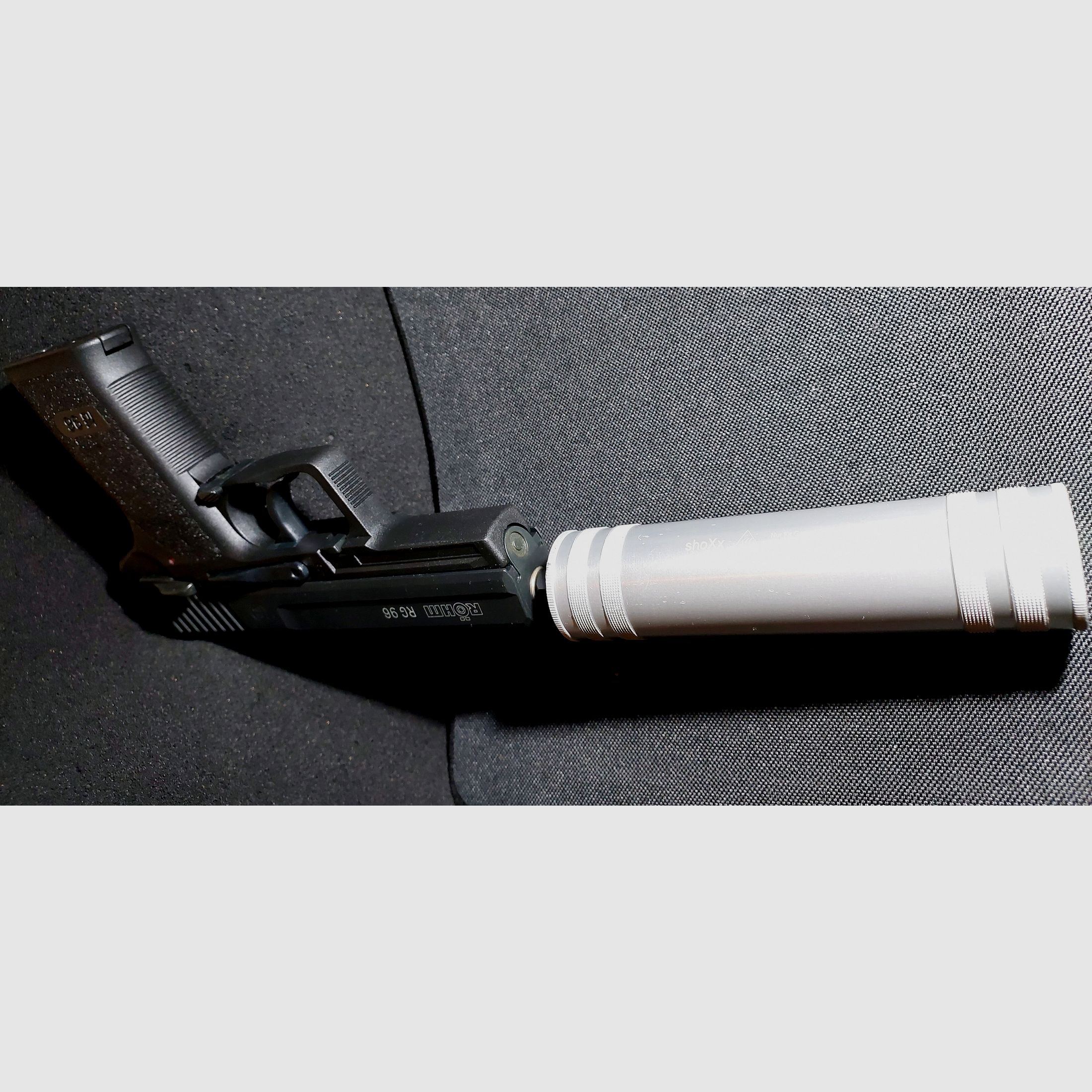 Pistolet alarmowy Röhm RG96, oksydowany (PTB 699) Zestaw RG 96 z tłumikiem, pomocą do ładowania i 2 magazynkami