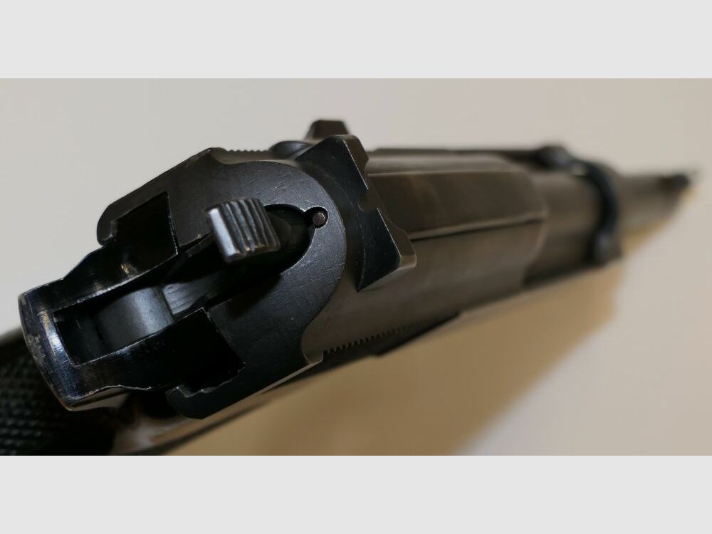 Fabryka broni Walther Ulm Donau Pistolet Walther P38 w kalibrze 9mm Para w zestawie z akcesoriami